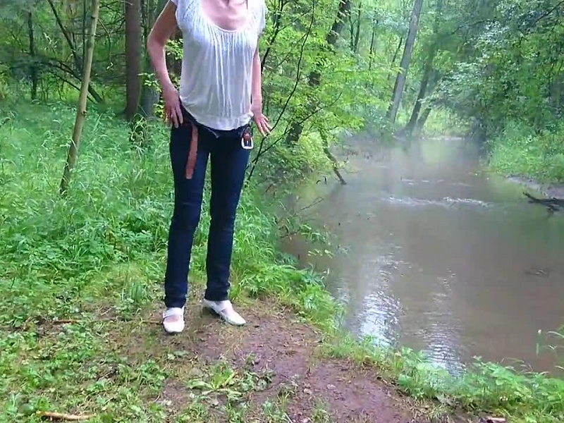 Im Wald von User beim Pissen gefilmt " Livecam Strip Sexcam 